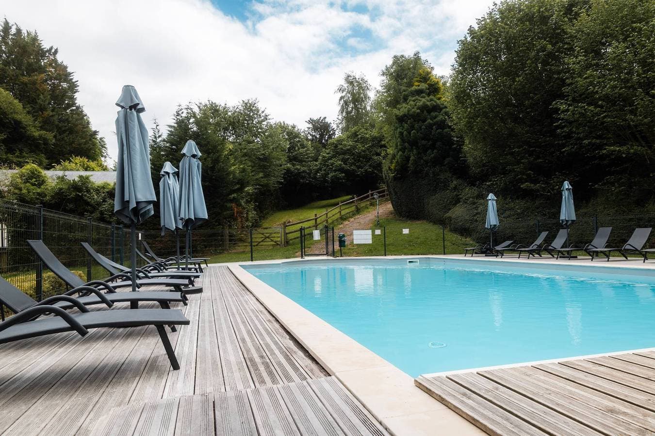 Foto 5 von 44: Domaine de Guillaume, Chalet Bon Père für 4 Personen mit Gemeinschaftspool, WLAN