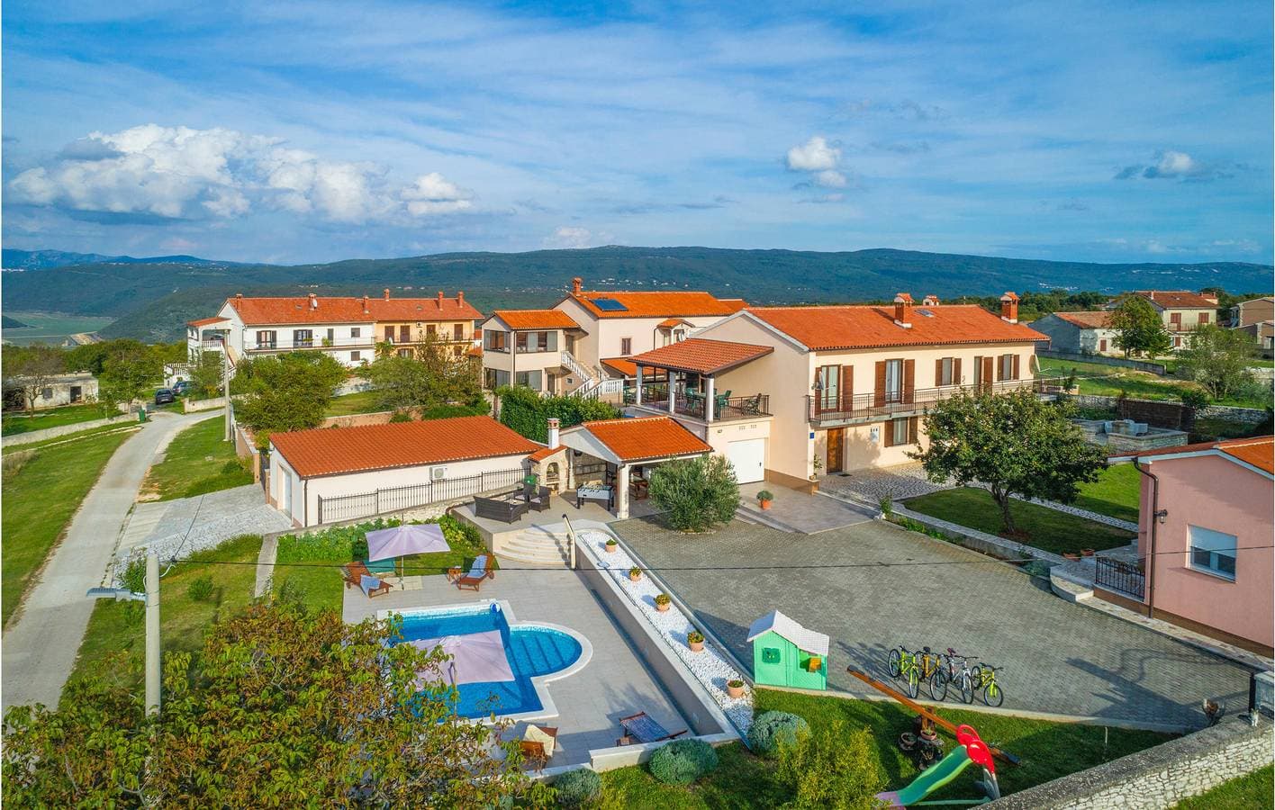 Foto 4 von 49: Charmante Unterkunft, 1,5 km von der Küste entfernt: Pool, WLAN, Terrasse und Parkplätze!