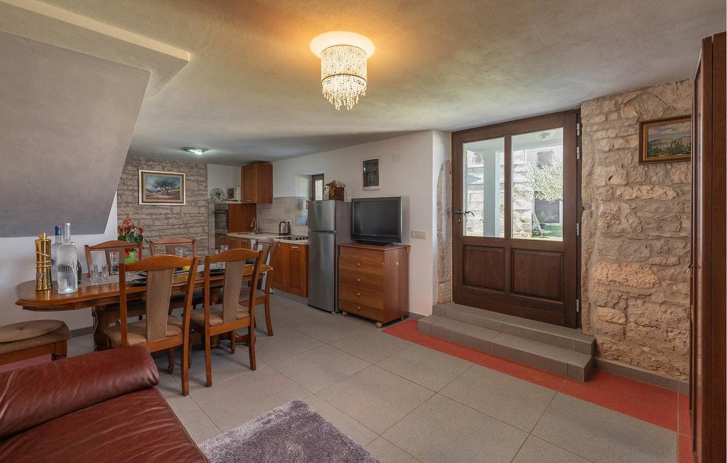 Foto 5 von 40: Reizende 128 m² große Wohnung mit Pool, Terrasse und Parkplatz in der Nähe des Stadtzentrums von Anzici