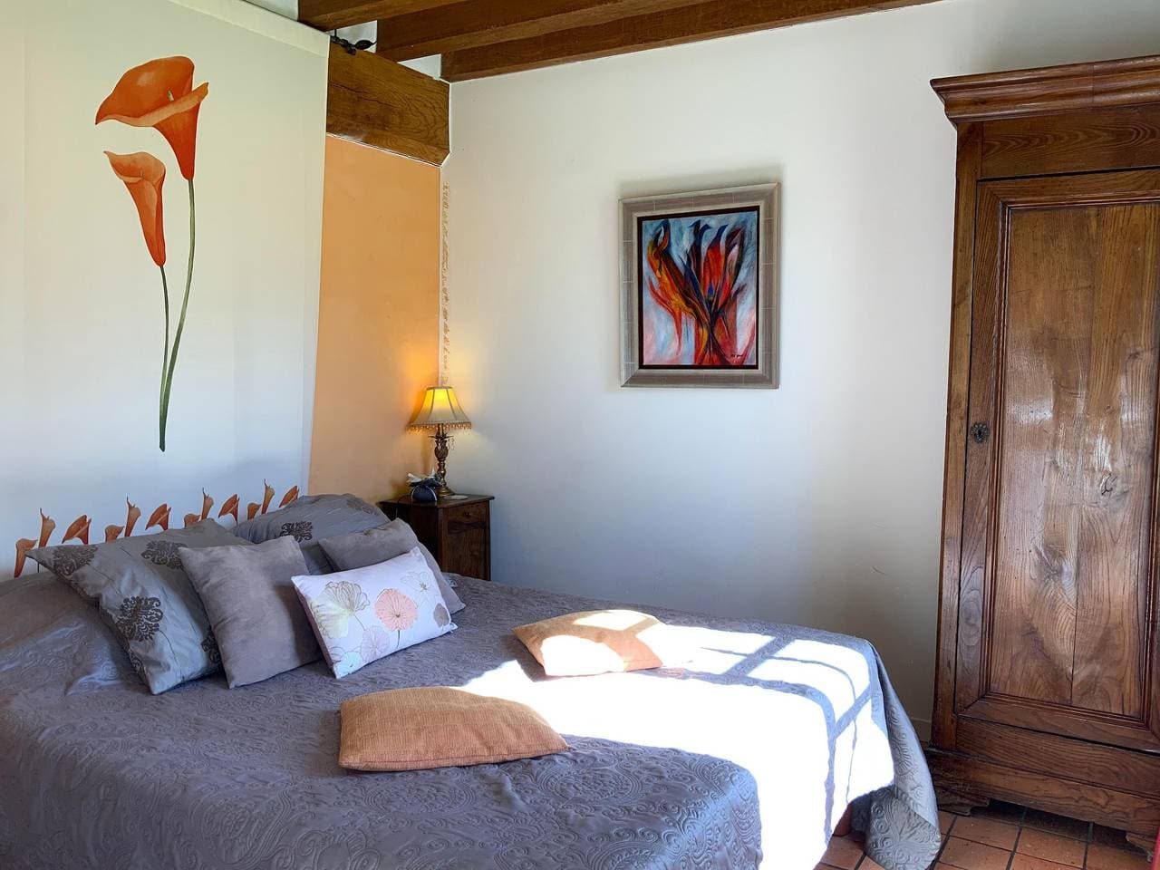 Foto 6 von 16: Gästezimmer „Les Arums“ mit gemeinsamer Terrasse, Garten und WLAN