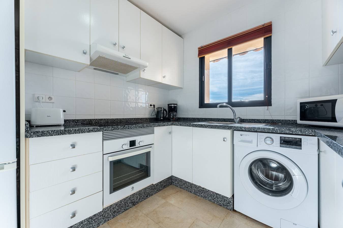 Foto 9 von 21: Ferienwohnung 'Meerblick Torre Oceano 7' mit Gemeinschaftspool & WLAN