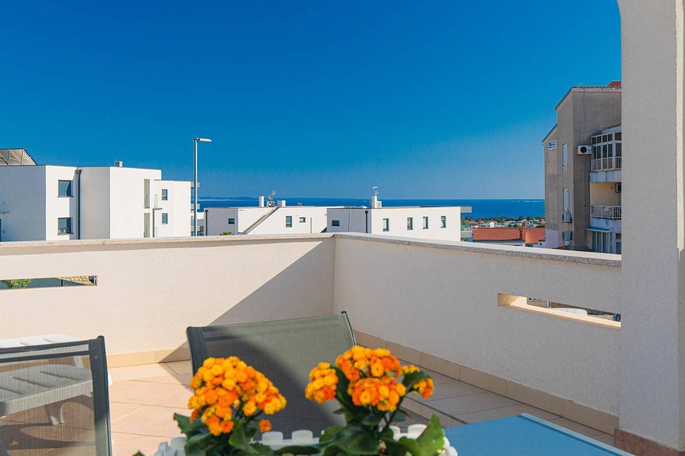 Foto 9 von 40: Stilvolles Apartment LiJan °3 mit Meerblick und beheiztem Pool