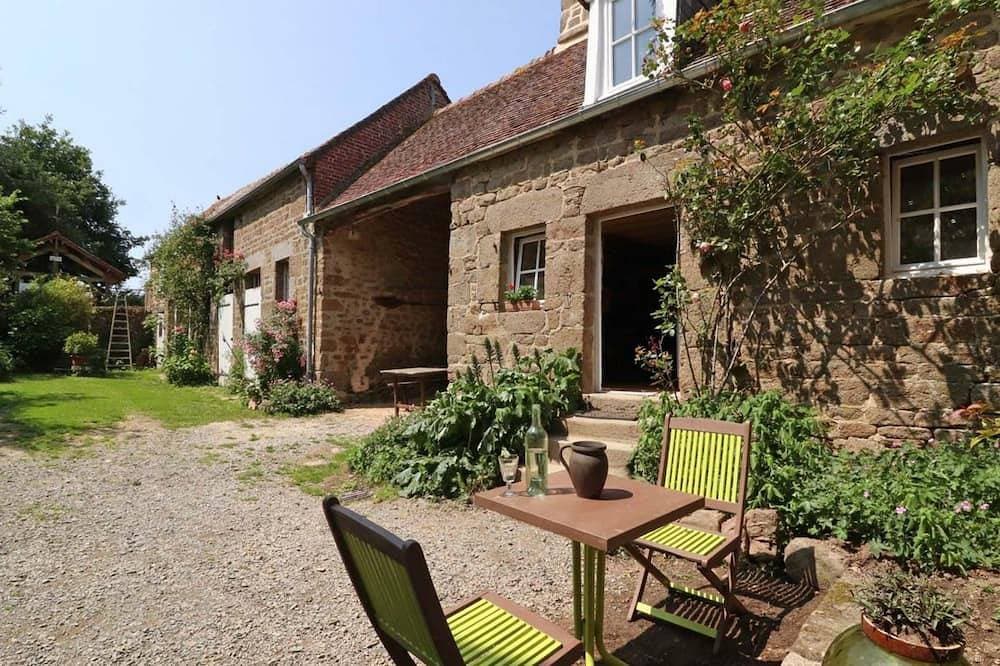 Historisches Haus aus dem 15. Jahrhundert mit Garten in La Carneille 1