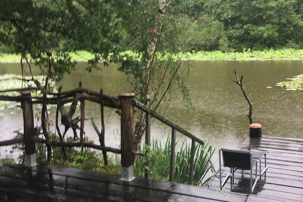 Chalet am Rande eines Teiches in einem Ort, wo die Natur erhalten ist. Angeln, Kanus 1