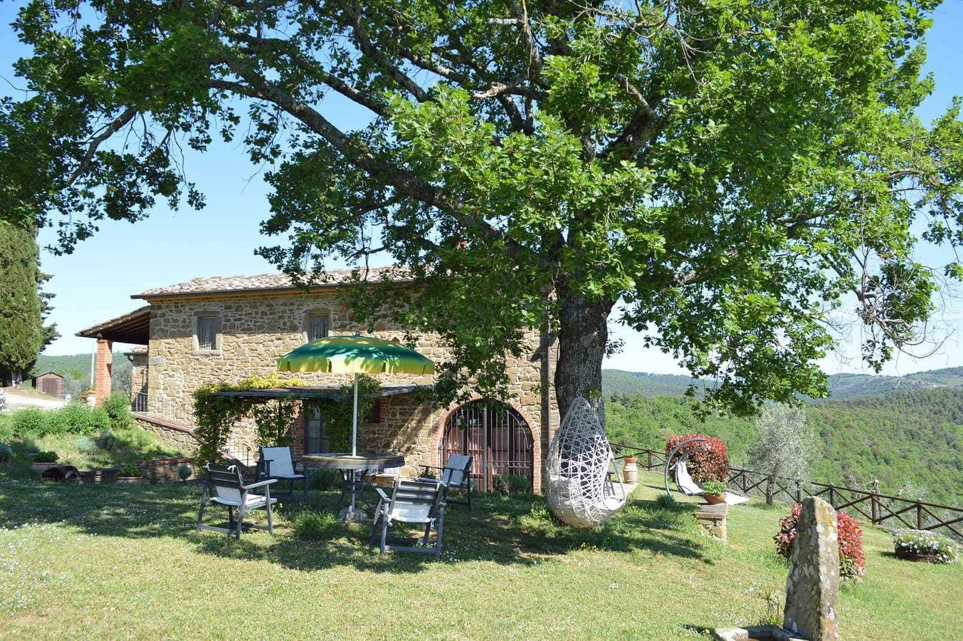 Foto 2 von 30: Villa mit Pool und Garten