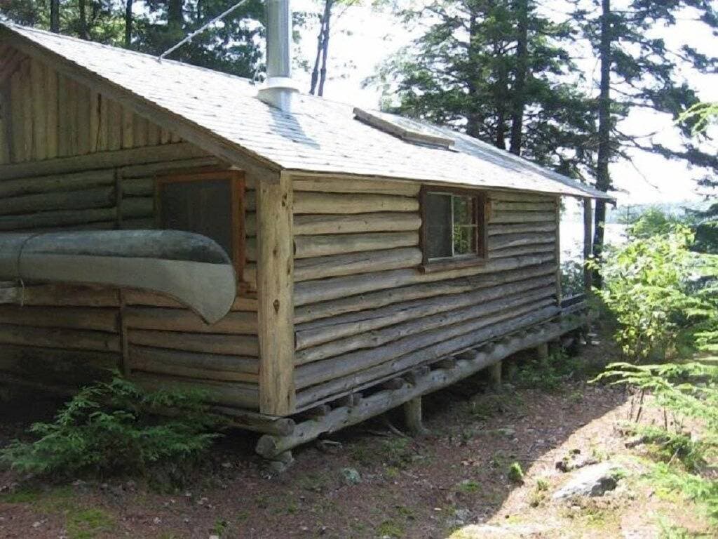 Gehen Sie zu dieser einsamen Hütte am See in Downeast Maine 1