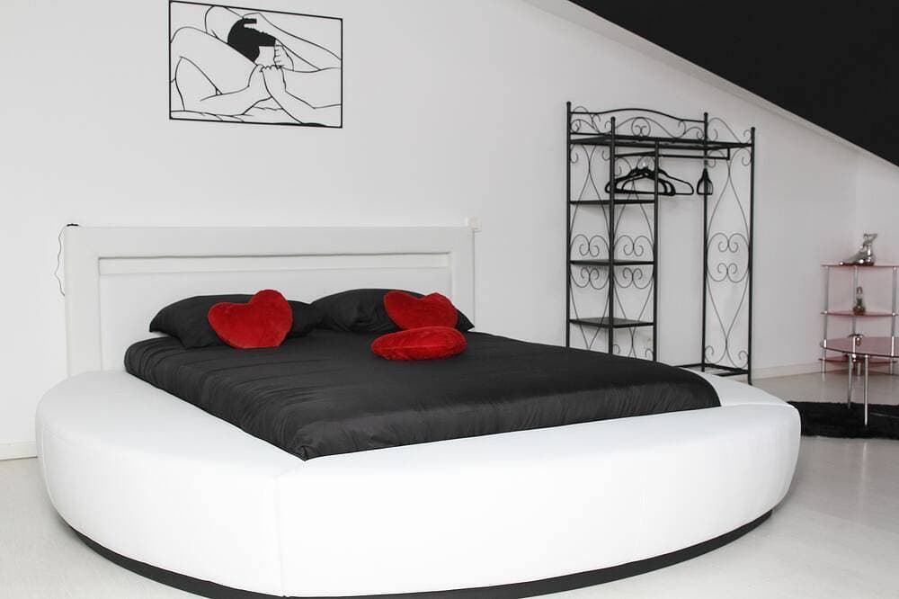 Foto 2 von 30: Charming Love Room with private spa Romantic getaway 2 steps from Belgium