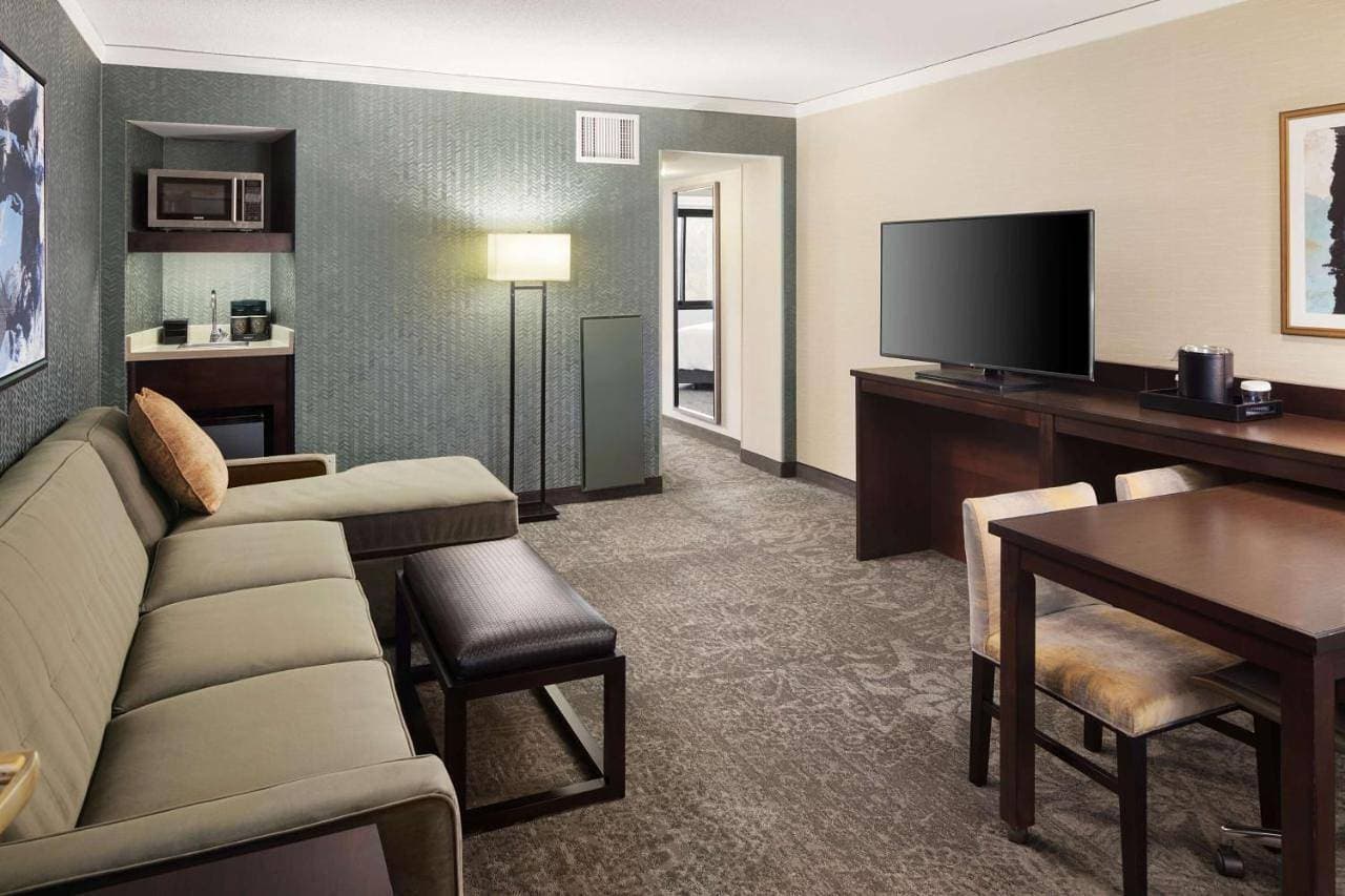 Foto 6 von 10: Suite with One King Bed, One Queen Sofa Bed and Shower