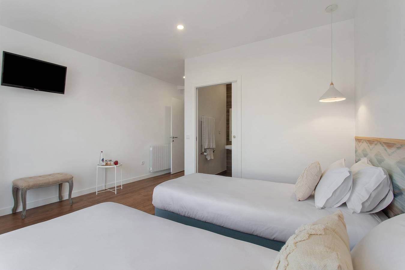 Foto 8 von 38: Zimmer 'Quinta Dos Raposos - Suite Água' mit Gemeinschaftspool, Terrasse und WLAN