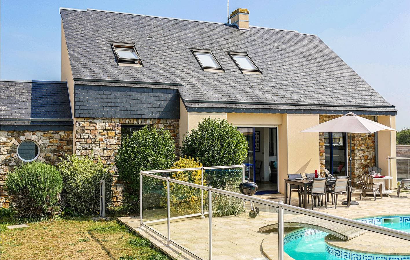Foto 2 von 40: Schmuckstück am Strand: 100 qm Wohnung mit Parkplatz, Pool und Garten