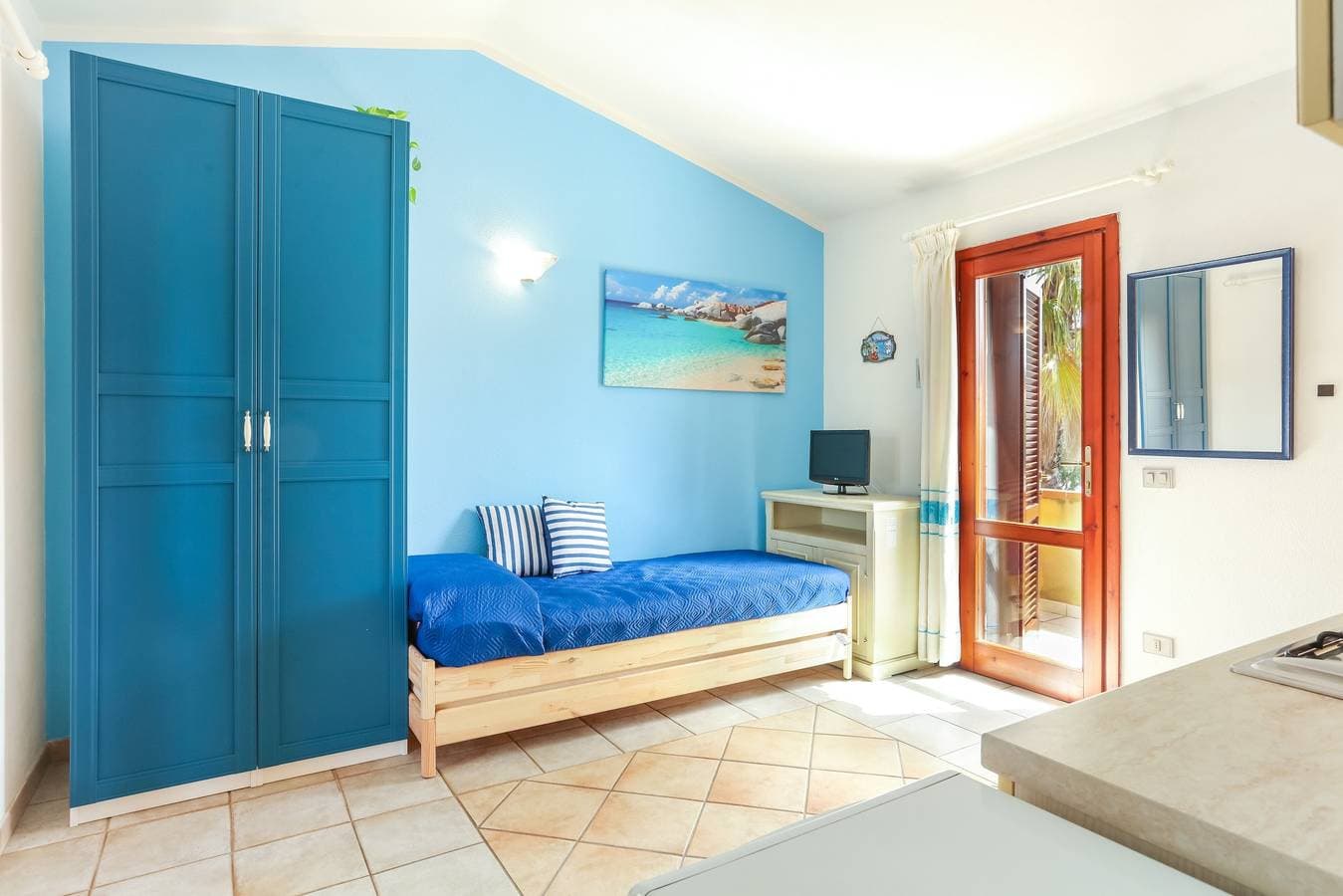 Foto 11 von 26: Ferienwohnung "Bilocale Geranium Beach" mit Terrasse und Klimaanlage