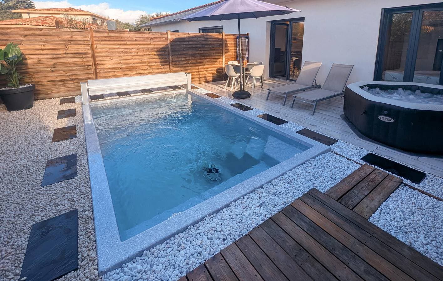 Foto 9 von 16: Breezy Riverside Retreat mit Parkplatz und Terrasse