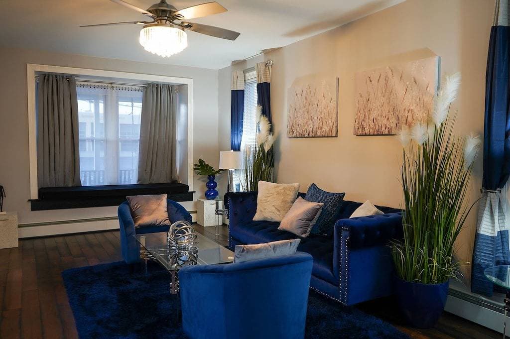 Foto 2 von 44: Stylish, entire 3-bedroom, 1.5 bath, single house.