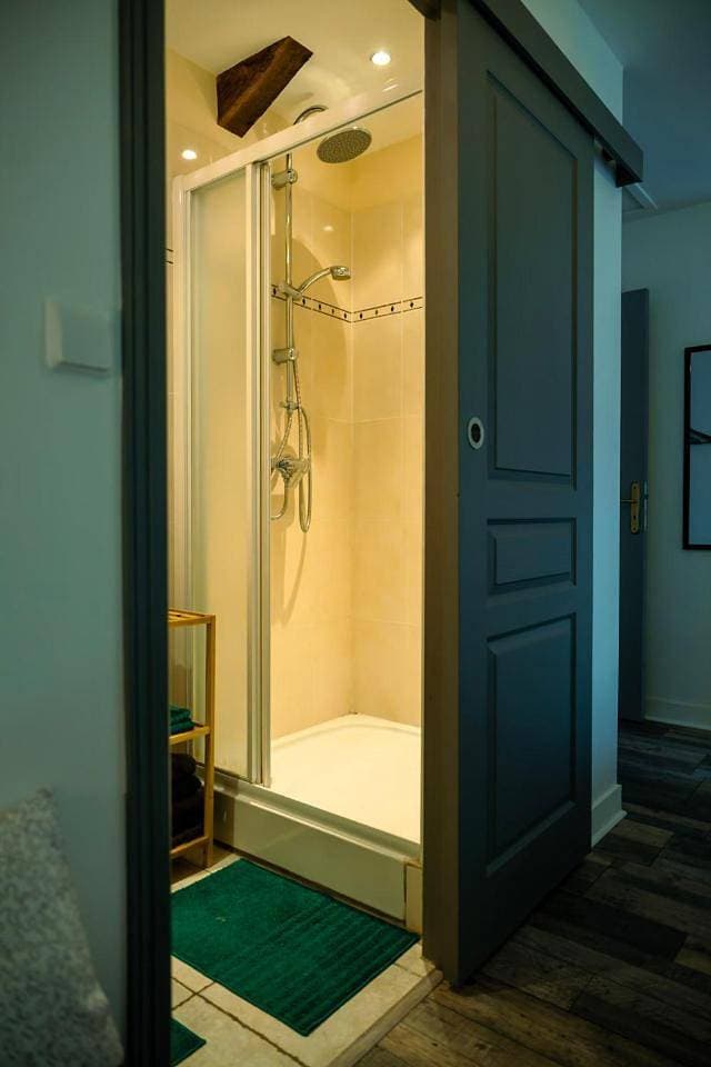 Foto 6 von 9: Twin Room with Private Bathroom