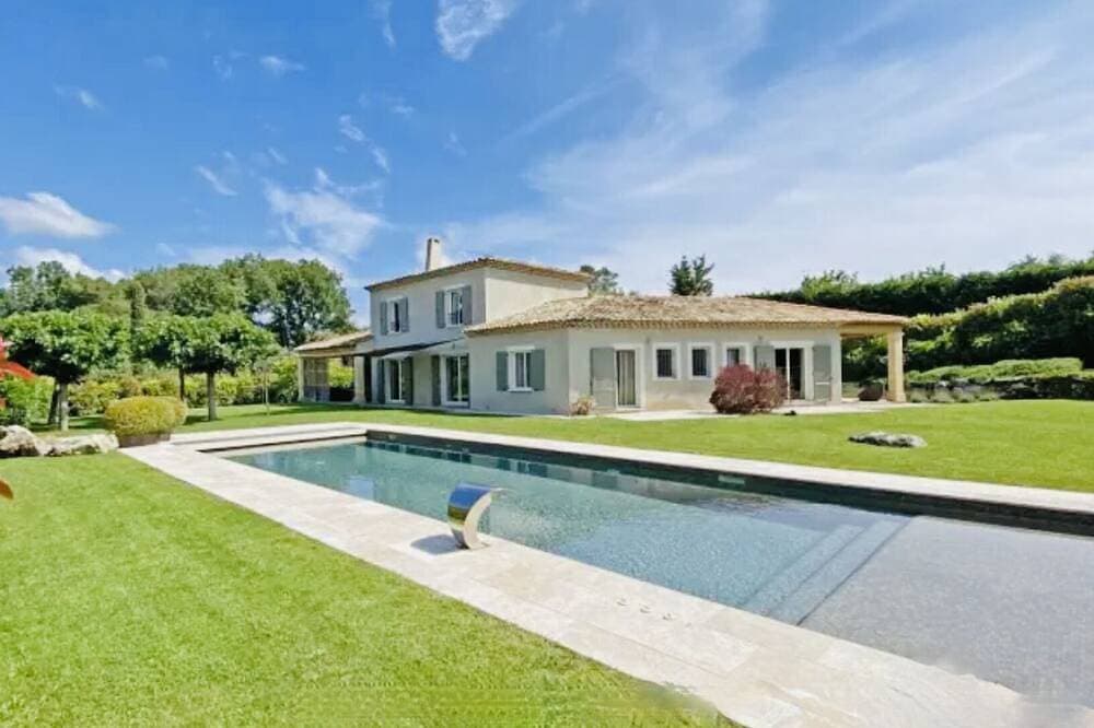 Spacieuse et luxueuse villa avec piscine 1