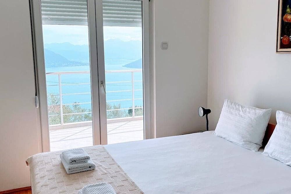 Foto 6 von 30: Spacious luxury villa with heated private pool & spectacular views of Boka bay