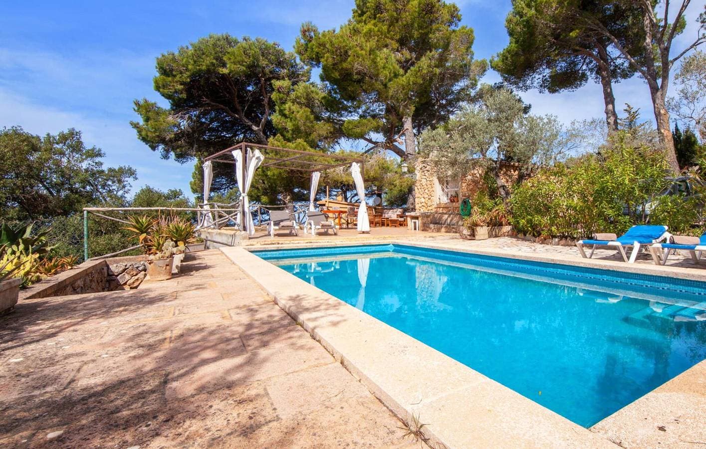 Foto 8 von 36: Rückzugsort mit Meerblick: Terrasse, Pool, Küche & Grill