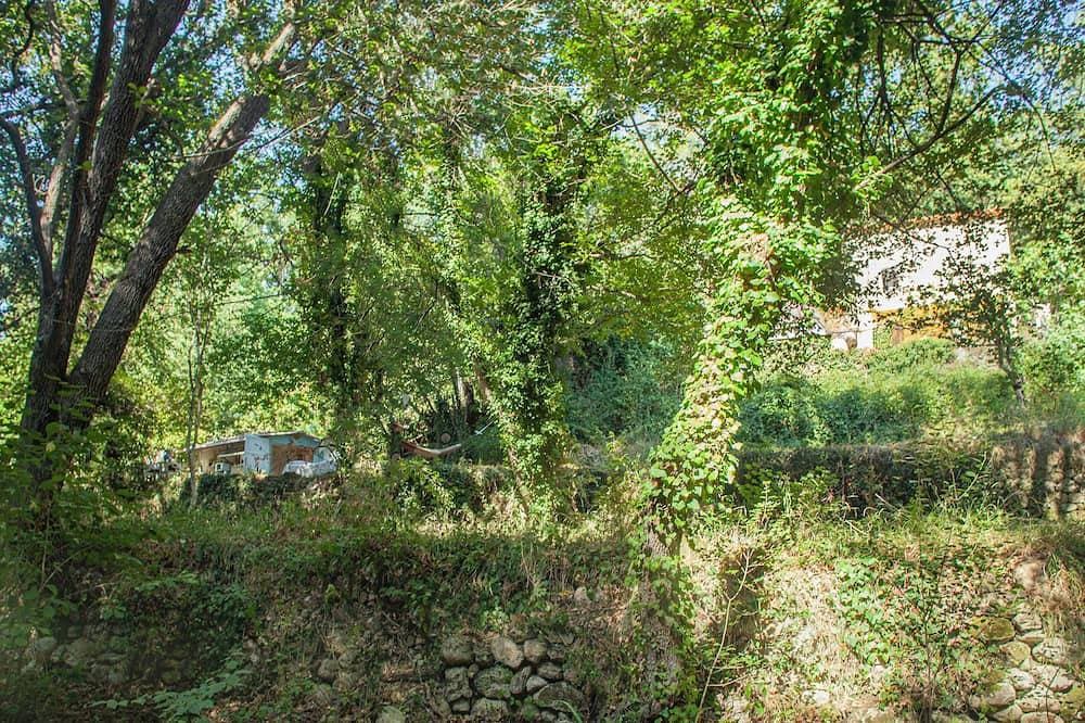 Foto 7 von 30: Terre libre 2, glamping. Hutt with garden and access to a river.