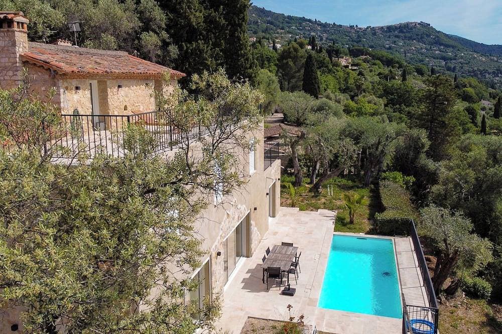 Elegant villa with breathtaking views 1
