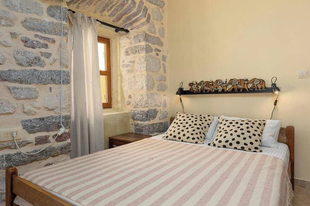 Foto 3 von 30: Historic Waterfront House — Authentic Stone Gem on the Stunning Bay of Kotor