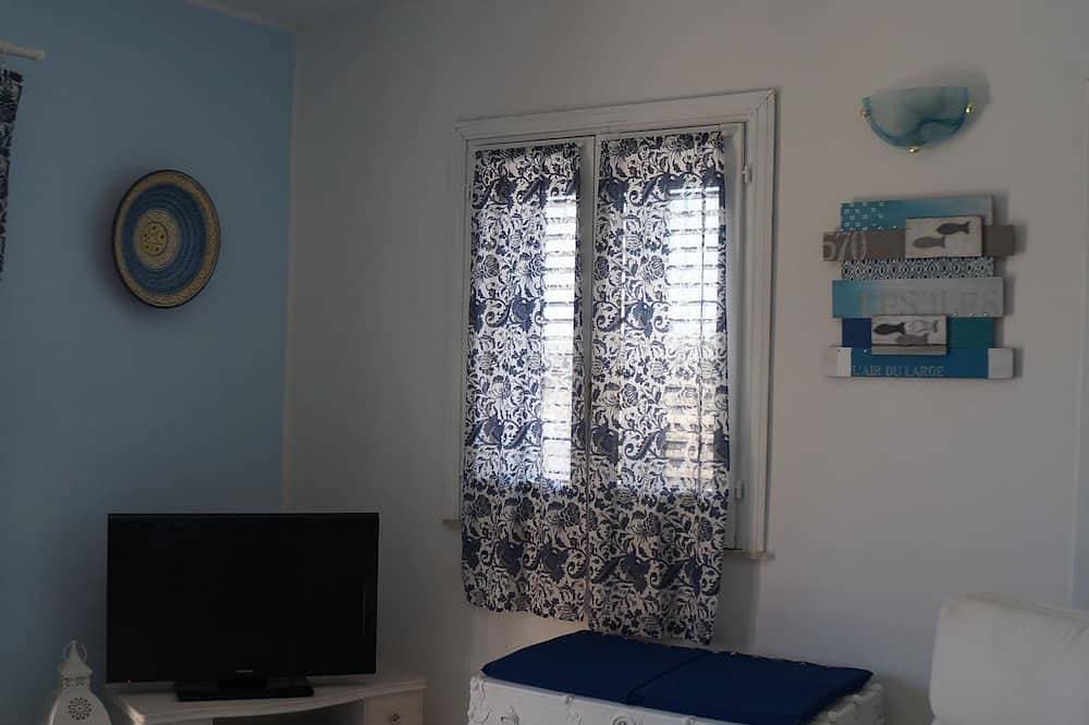 Foto 7 von 25: Schöne Wohnung in einer Villa, Privatstrand mit Sonnenschirmen und Liegen