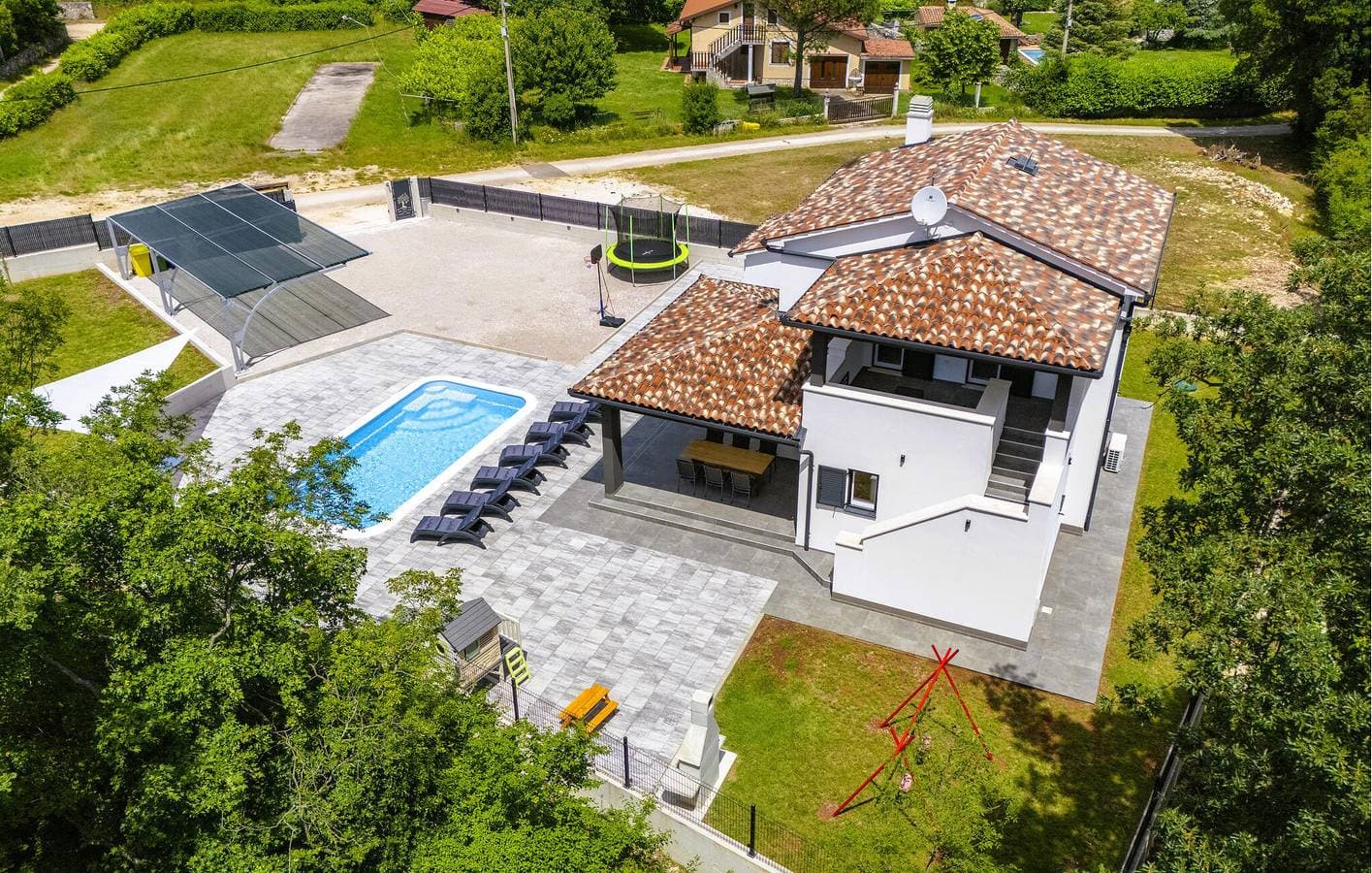 Foto 6 von 43: Geräumige 110 m² große Wohnung mit Pool und Terrasse in Raša, 2 km vom Stadtzentrum entfernt