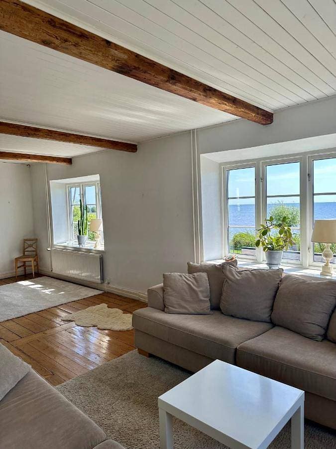 Strandnära hus Abbekås 1