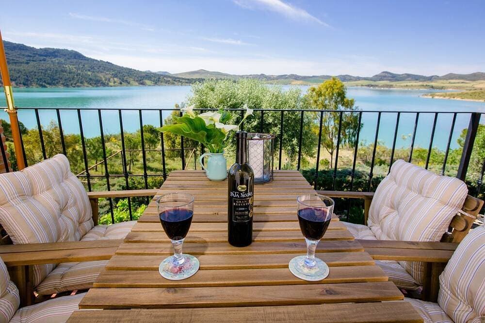 Renoviertes Ferienwohnungen mit grosser Terrasse und panoramischer Seeblick 1