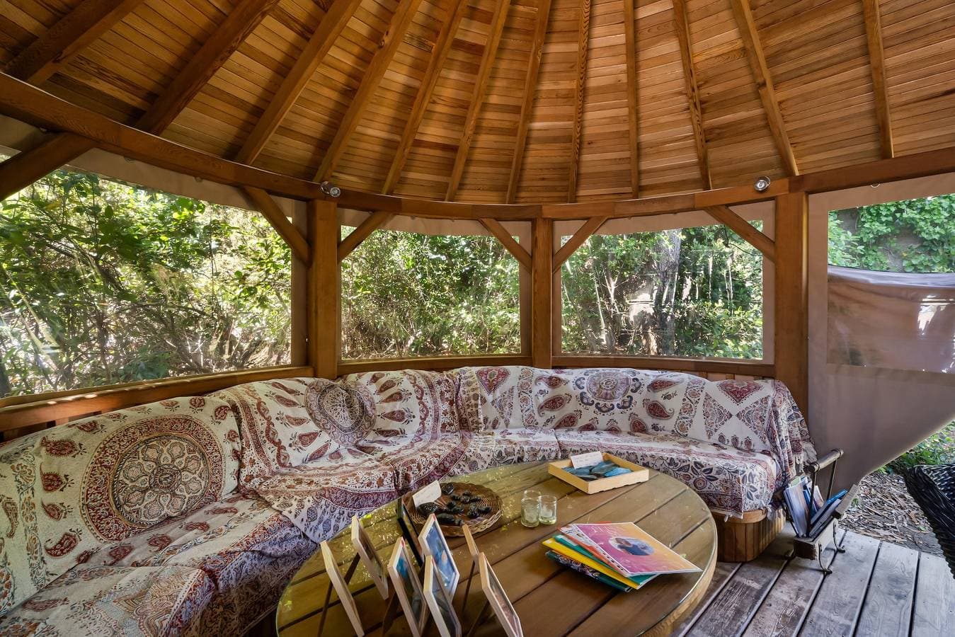 Foto 4 von 25: Bed & Breakfast 'Yourte - Les Toits Du Gaou' mit Gemeinschaftsterrasse und WLAN