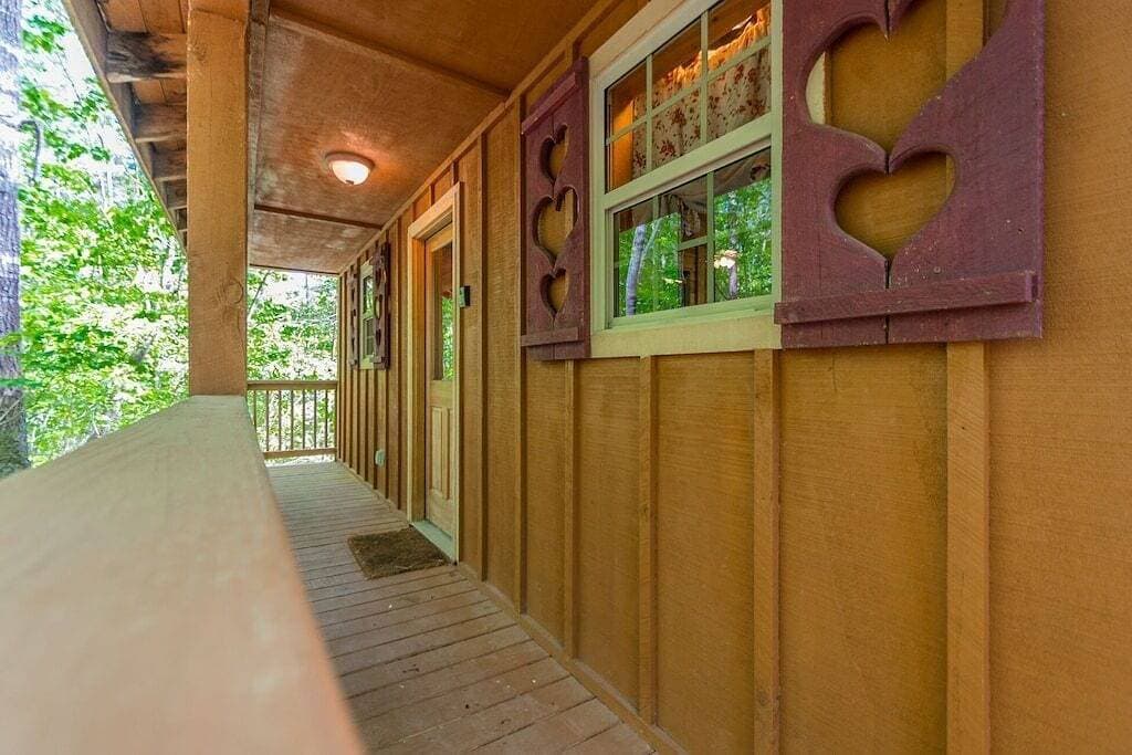 Foto 5 von 19: Romantischer Kurzurlaub Gemütliche Hütte | 1Br 1Ba | Whirlpool | Whirlpool | Haustierfreundlich