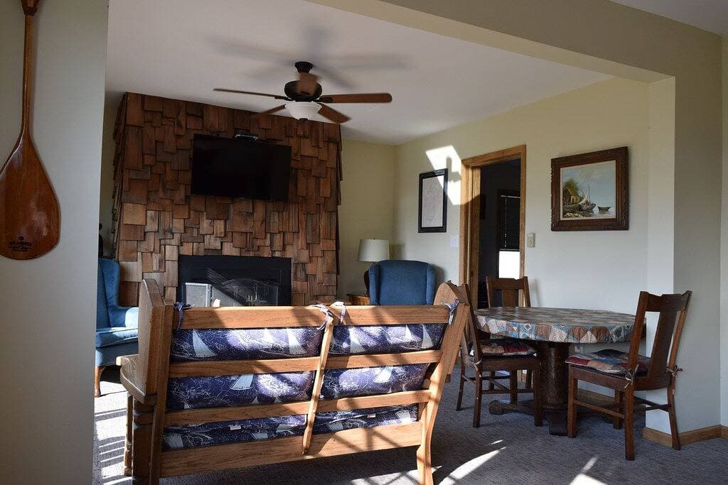 Foto 4 von 40: Blick auf die Bucht ist den Aufenthalt wert.  Beaver Island Harbour View Cottage