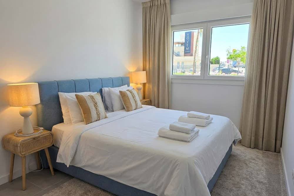 Foto 2 von 16: Pool * 5 min to Beach * Free Parking * Fenced Yard
