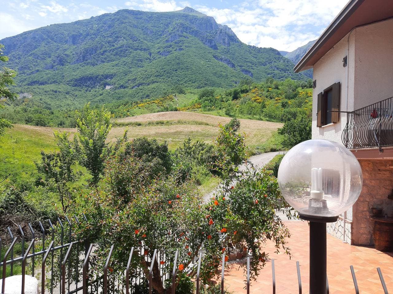 Foto 2 von 18: Ferienhaus 'Nel Cuore Della Maiella' mit Bergblick, privater Terrasse und WLAN