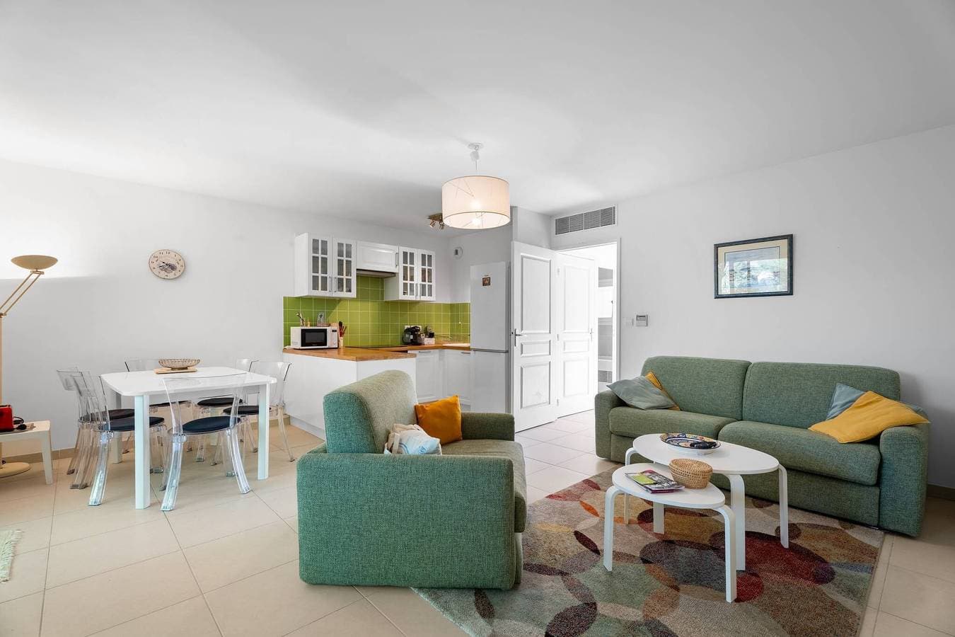 Foto 2 von 20: Apartment 'Grand T2 nahe Strand' mit Seeblick, Gemeinschaftspool und Klimaanlage