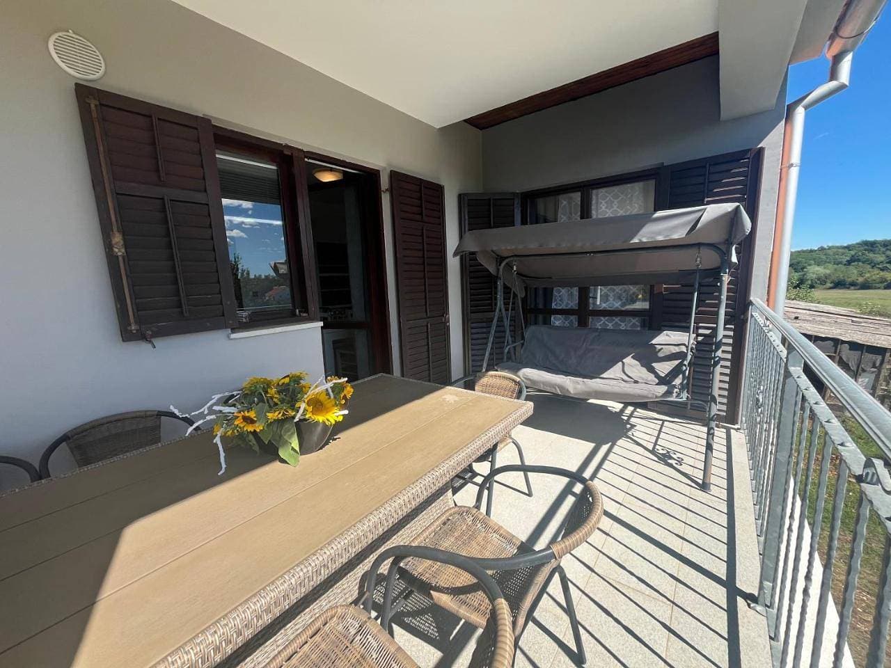 Foto 6 von 47: Three-Bedroom Apartment with Balcony
