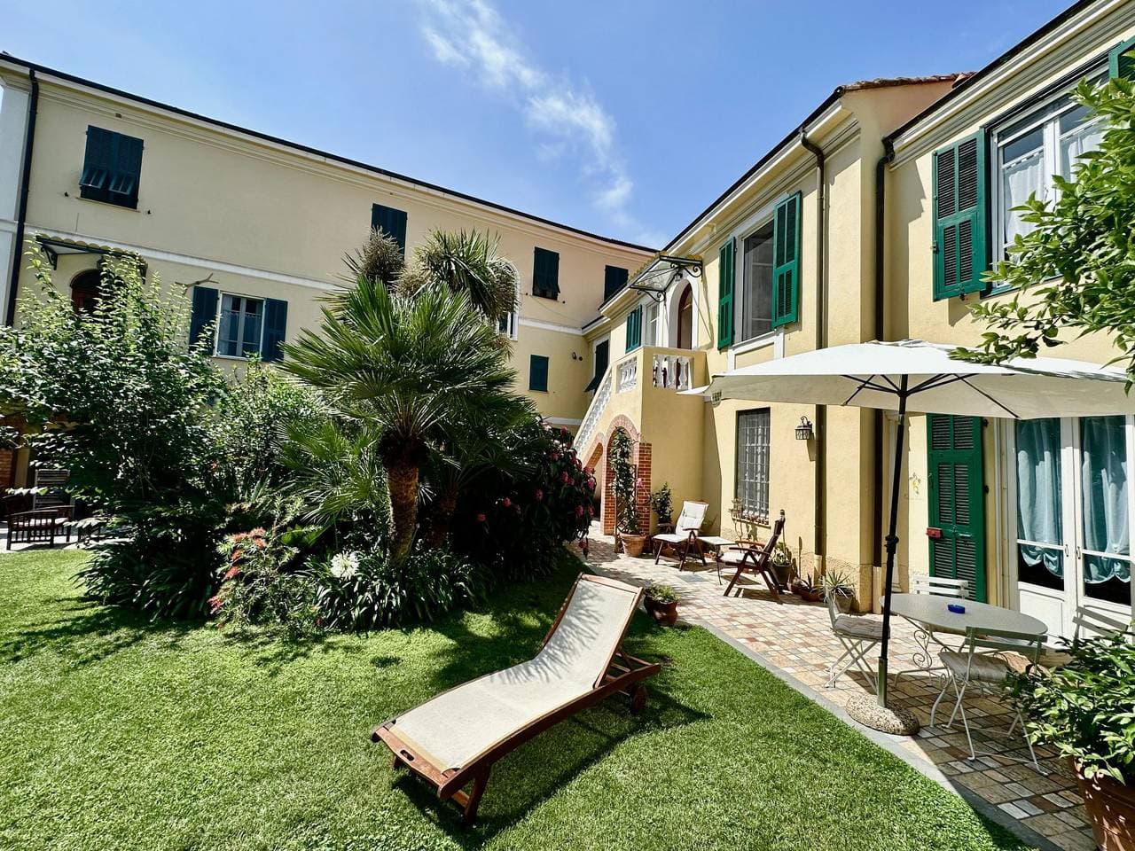 Foto 2 von 21: Villa in der Stadt-Privatparkplatz-Garten-6Gäste