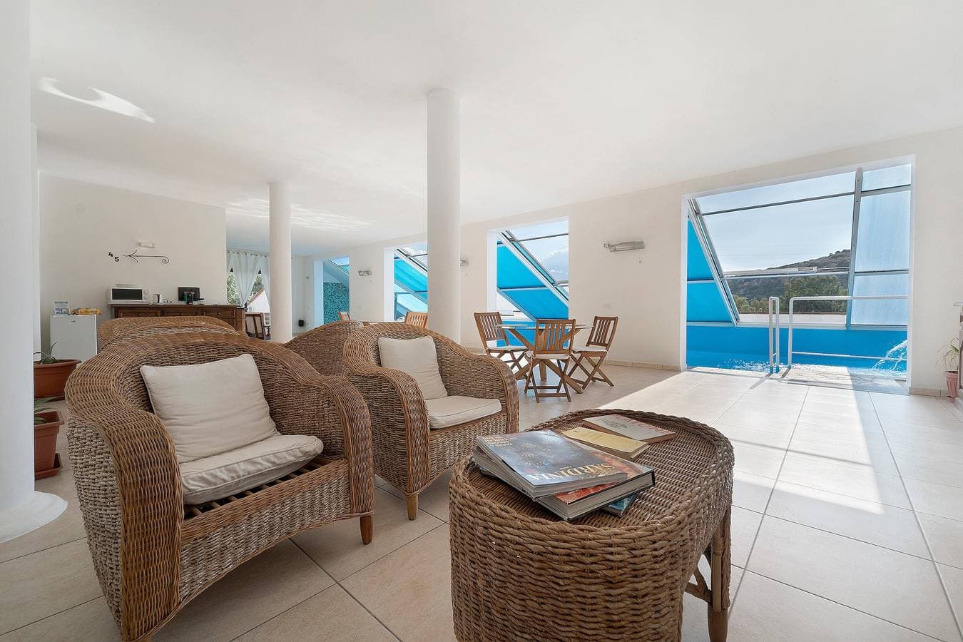 Foto 7 von 18: Villa Nuragica – Zimmer mit privatem Bad und Poolblick