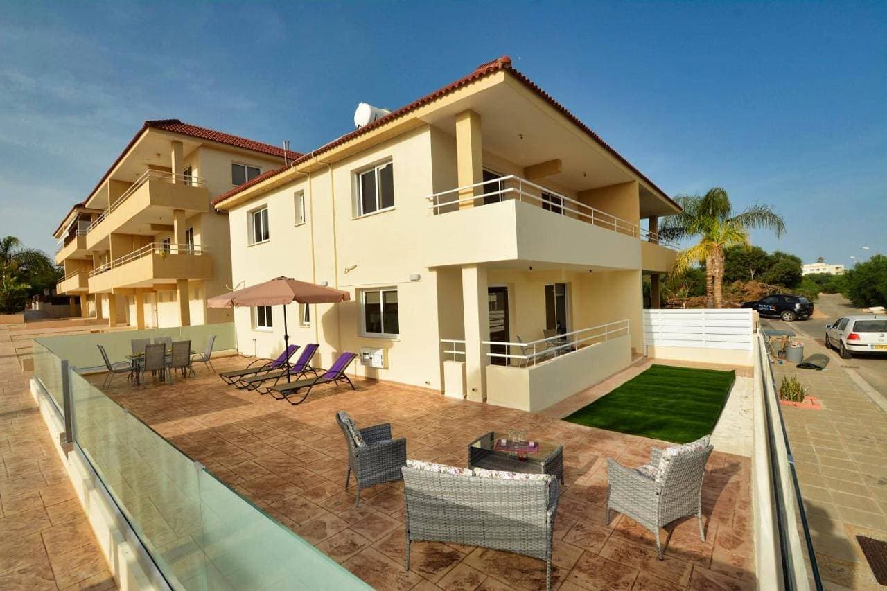 Foto 2 von 40: Two-Bedroom Apartment with Communal Pool