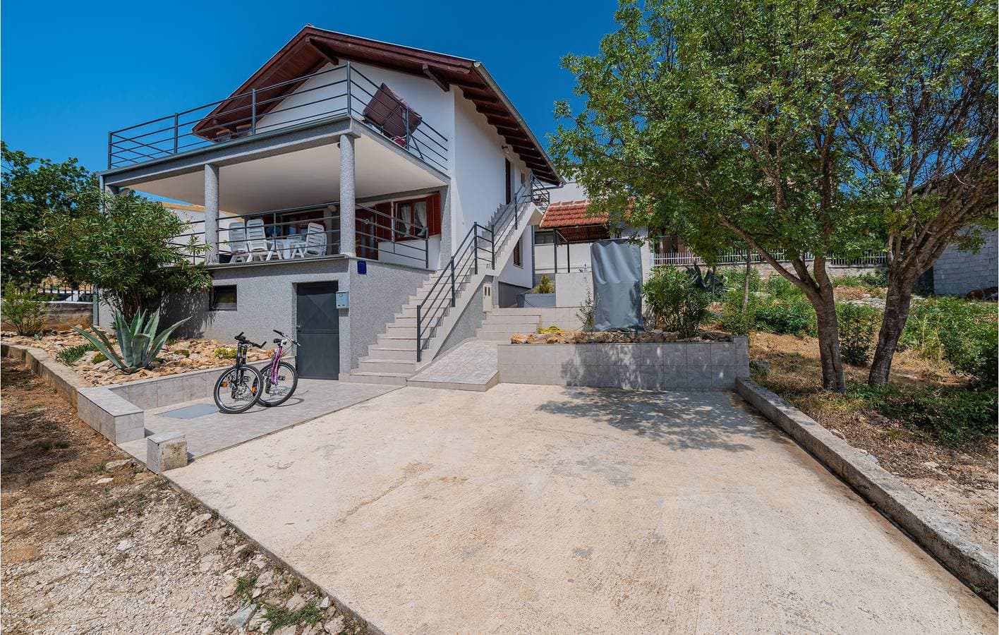 Ferienwohnung am Meer mit Terrasse, Küche und Parkplatz in der Nähe von Novigradsko Mehr 1