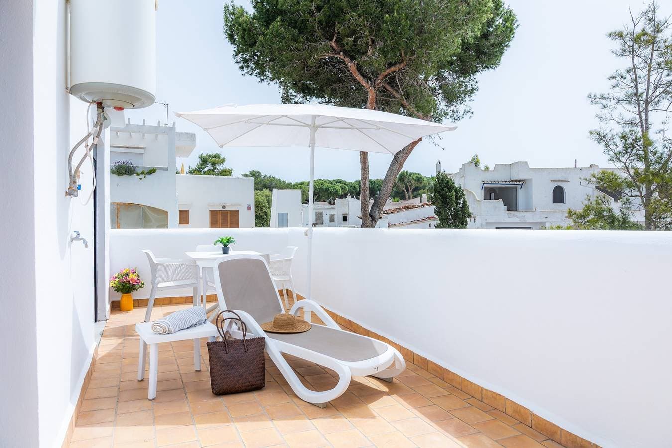 Foto 5 von 28: Ferienwohnung 'White Suites 3' mit Gemeinschaftspool, WLAN und Klimaanlage
