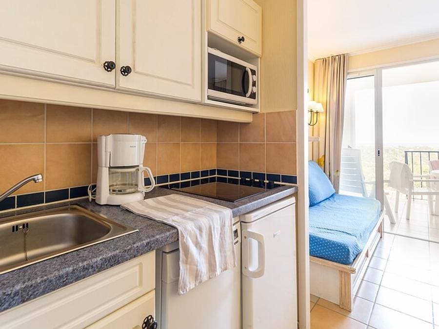 Foto 8 von 45: Pierre & Vacances Résidence Les Restanques du Golfe de Saint-Tropez - Wohnung 4 personen - - 1 Schlafalkoven - Terrasse oder Balkon