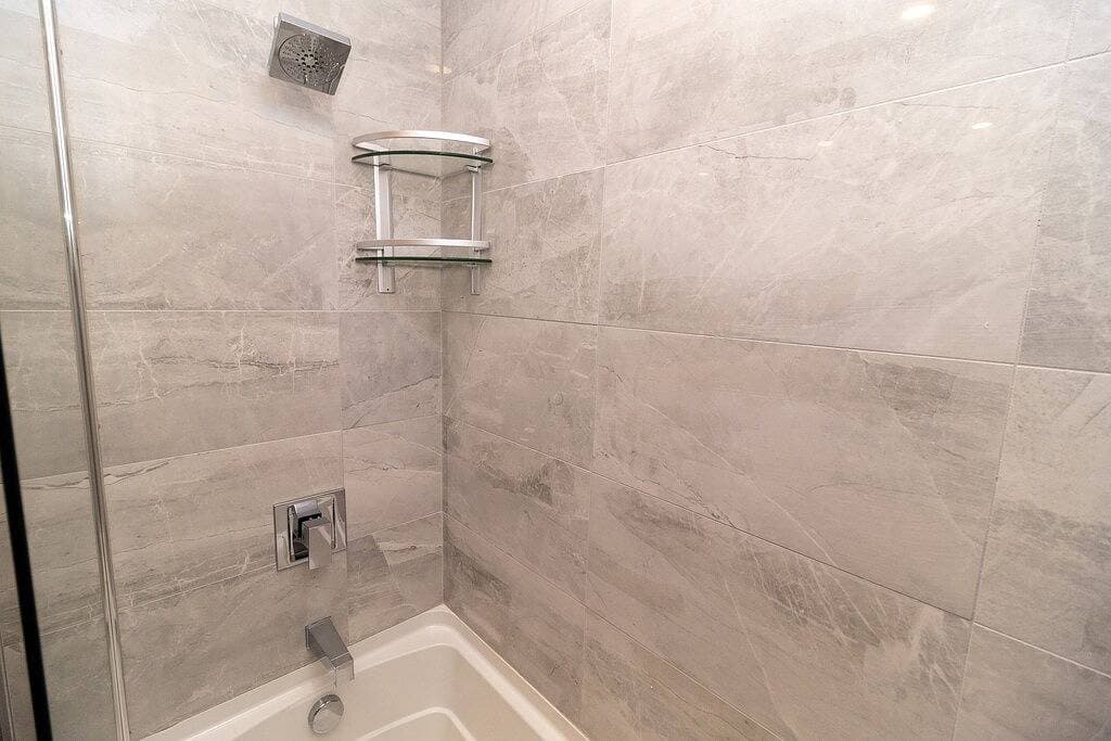 Foto 10 von 20: Modern Downtown 1Bd Suite w/ Balcony, Gym & City Views