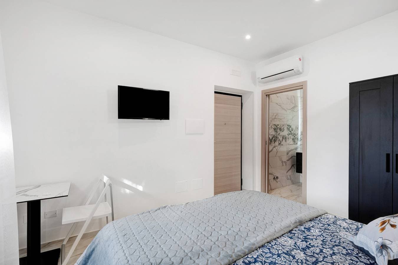 Foto 11 von 20: Zimmer Mare mit privatem Bad und Bergblick