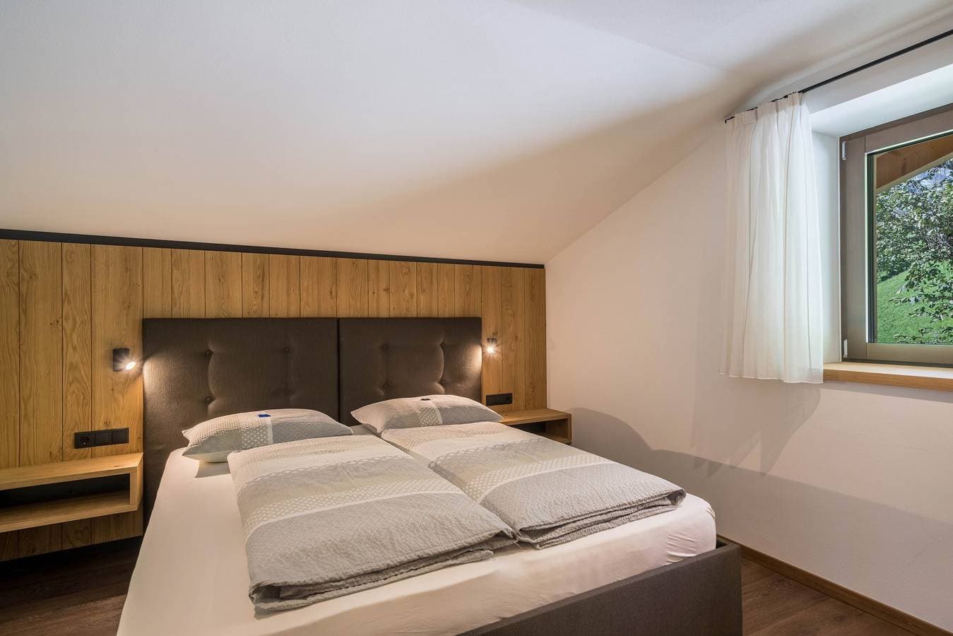 Foto 10 von 19: "Sunnseitn Lodge Apt Moutainsuite" mit beheiztem Whirlpool, Infrarot-Sauna, Panoramaterrasse