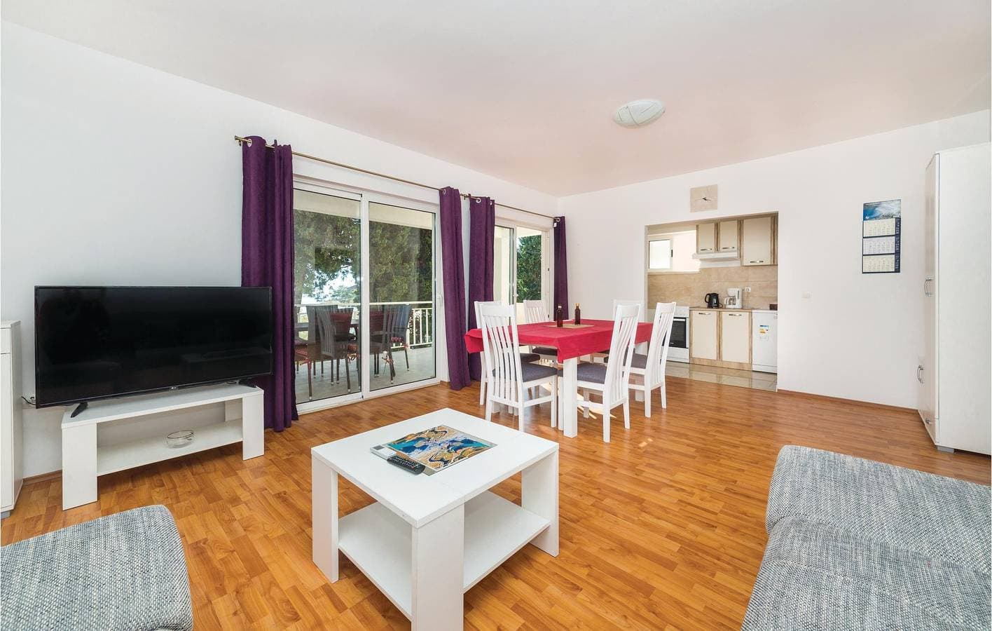 Foto 3 von 24: Gemütliche 300 m zum Strand: Klimatisierte Wohnung mit Terrasse und Parkplatz