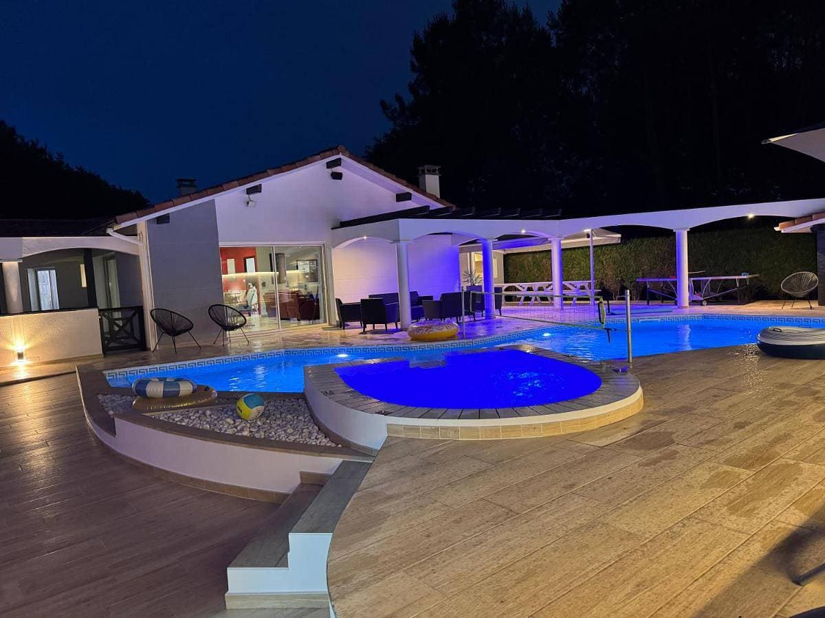 Foto 2 von 84: Villa with Private Pool