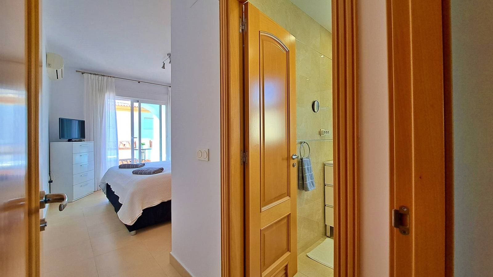 Foto 10 von 33: Apartment 'Baviera Golf' mit Meerblick, WLAN und Klimaanlage