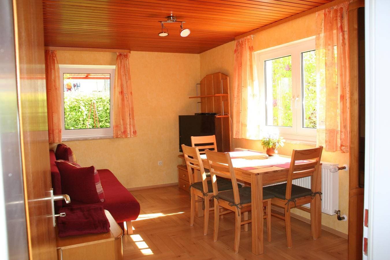 Foto 5 von 11: Ferienhaus, Dusche und Badewanne, Nichtraucher