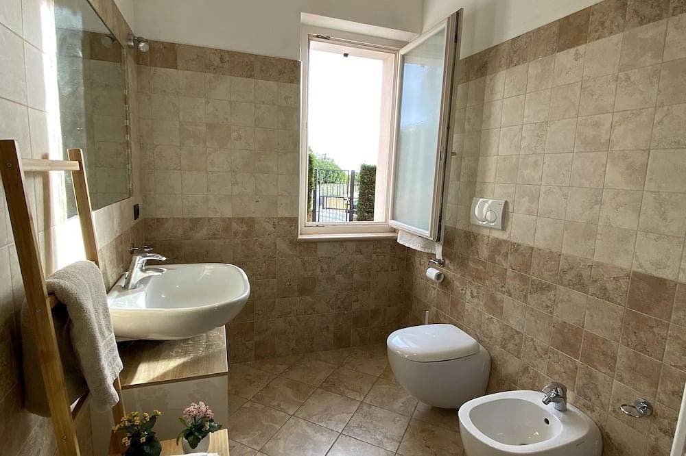 Foto 10 von 30: Villa mit großer Terrasse mit Blick auf den See