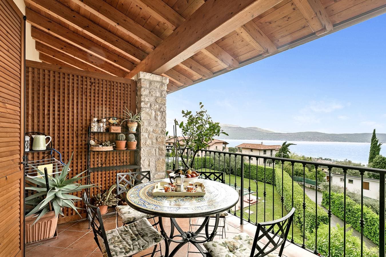 Grotten Loft with lake view & pool 1